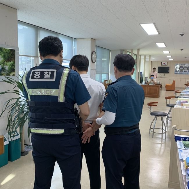 남산면행정복지센터에서 민원실 비상상황대비 모의훈련을 실시하고 있다.