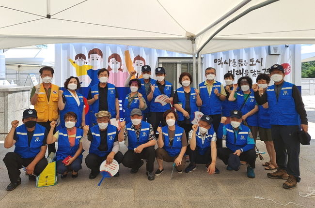 백신 접종 봉사활동에 나선 경주시 안전보안관들이 코로나19 예방접종센터 입구에서 기념촬영을 하고 있다.