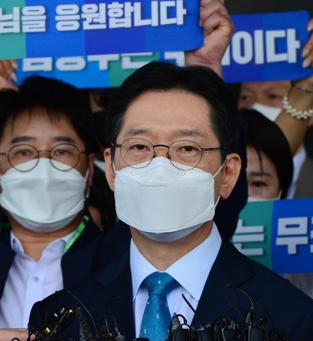 21일 오전 징역형이 확정된 김경수 경남지사가 경남도청 현관입구에서 대법원 유죄 선고에 대한 입장을 밝히고 있다.(사진=뉴시스 제공)