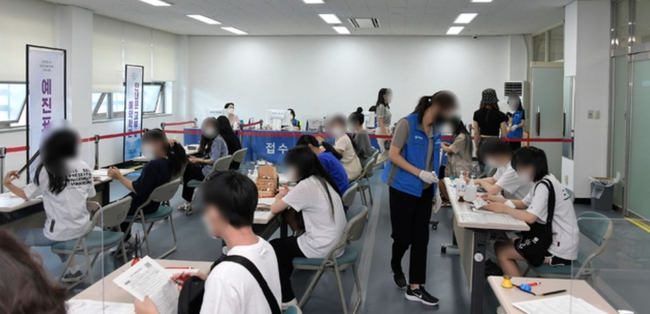 지난 19일 서울 서대문구청 6층 대강당에 새롭게 문을 연 '코로나19 서대문구 제2호 예방접종센터'에서 백신 접종이 이뤄지고 있다. 2호 센터의 하루 최대 접종 인원은 9백여 명이며 평일 오전 9시부터 오후 5시까지 운영된다 (사진=뉴시스 제공)