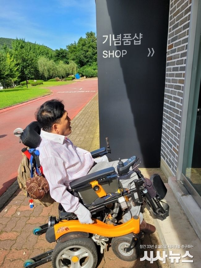 엑스포 기념품 가게 입구에 휠체어장애인들이 편하게 접근할 수 있는 경사로가 마련돼 있지 않아 불편을 겪게 했다.