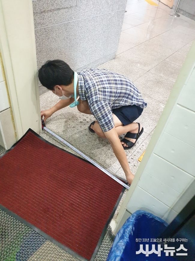 사)밝은내일IL종합지원센터에서 장애인 편의시설 실태조사를 벌이고 있다.
