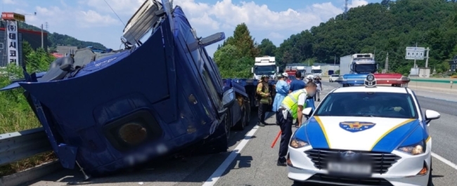 22일 오후 1시10분께 충북 청주시 남이면 경부고속도로 하행선 남청주IC 인근을 달리던 25t 화물차에서 20t 코일이 운전석 쪽으로 떨어졌다. 이 사고로 30대 운전자가 다쳐 인근 병원으로 옮겨졌다 (사진=뉴시스 제공)