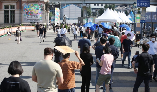 코로나19 4차 대유행이 이어지며 신규확진자가 1,842명 발생, 역대 최다를 기록한 22일 서울 중구 서울역광장 코로나19 임시선별검사소에서 시민들이 검사를 받기 위해 이른 아침부터 길게 줄서 기다리고 있다 (사진=뉴시스 제공)