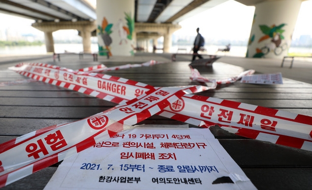 지난 20일 오전 서울 영등포구 마포대교 아래 평상이 수도권 거리두기 4단계 격상으로 인해 임시 폐쇄되어 있다 (사진/뉴시스)