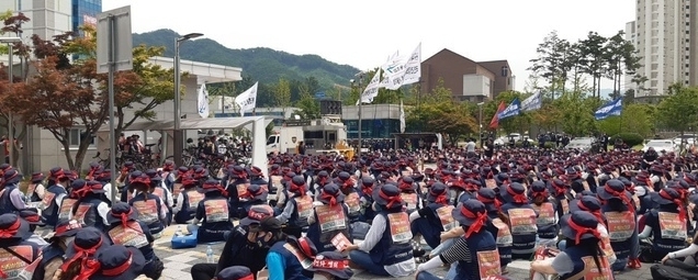 국민건강보험공단 고객센터 상담사 노동조합이 직고용과 정규직 전환을 요구하며 지난달 10일 총파업 투쟁을 벌이고 있다. (사진=건보공단고객센터지부 제공)