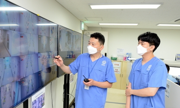 세브란스병원 의료진이 CCTV 모니터를 통해 생활치료센터 상황을 살펴보고 있다. (사진= 세브란스병원 제공) 