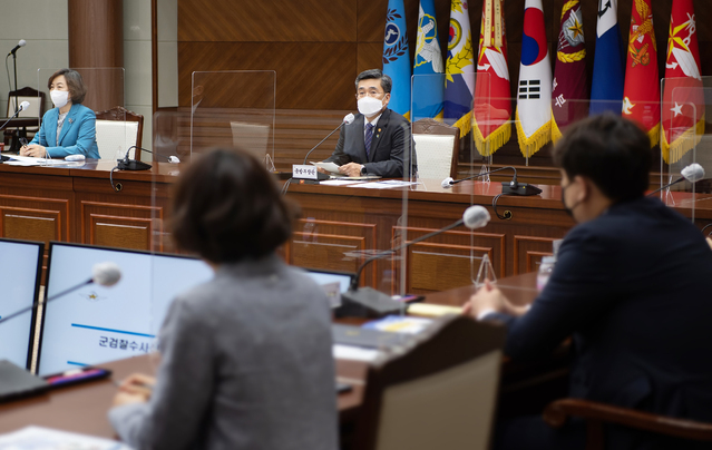 국방부는 지난 6월 11일 군 검찰 수사심의위원회 위원을 위촉하고 21년도 제1차 심의위원회를 개최했다고 밝혔다. 군 검찰 수사심의위원회에는 김소영 위원장(전 대법관)을 비롯한 시민단체, 학계, 법조계, 언론계 등 전문가들이 위원으로 위촉됐다. (사진=국방부 제공)