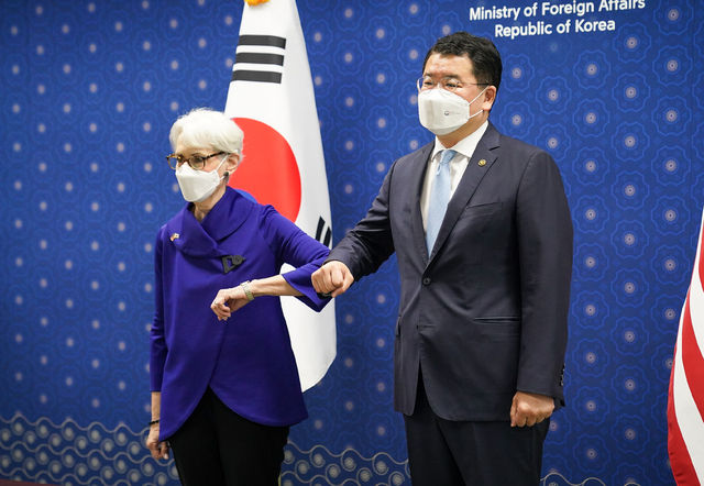 최종건 외교부 1차관과 웬디 셔먼 미국 국무부 부장관이 23일 서울 종로구 외교부에서 '제9차 한미 외교차관 전략대화'에 앞서 기념촬영을 하고 있다. (사진=외교부 제공)