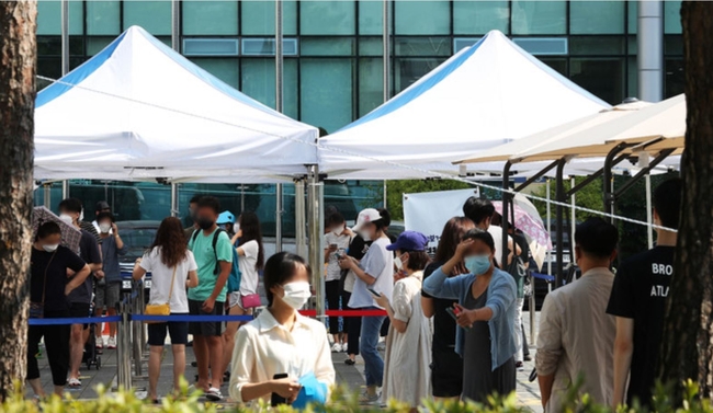 코로나19 신규 확진자가 1630명(국내발생 1,574명, 해외유입 56명)으로 집계된 23일 오전 서울 은평구보건소 선별진료소에 시민들이 검사를 받기 위해 대기하고 있다 (사진=뉴시스 제공)
