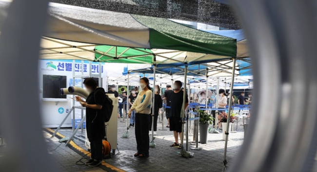 코로나19 신규 확진자가 1630명(국내발생 1574명, 해외유입 56명)으로 집계된 23일 오전 서울 은평구보건소 선별진료소에 시민들이 검사를 받기 위해 대기하고 있다 (사진=뉴시스 제공)