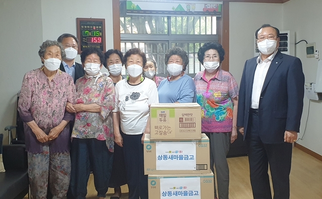 이동희 상동 새마을금고 이사장(오른쪽 첫 번째)이 지난 21일 중복을 맞아 덕화경로당을 방문해 어르신들께 삼계탕 150팩과 음료수를 전달한 후 기념촬영 하고 있다.