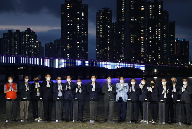 지난 22일 새롭게 단장한 연일대교 경관조명 점등식 진행 모습