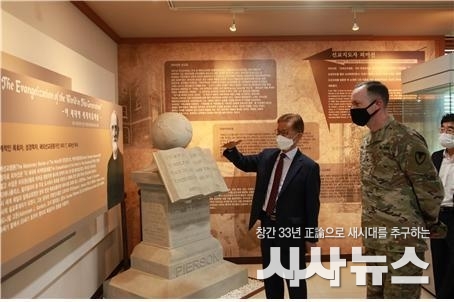 평택대학교 김문기 총장직무대행(가운데)이 세스 그레이브스 사령관(오른쪽)에게 평택대학교의 역사에 대해 설명하고 있다.