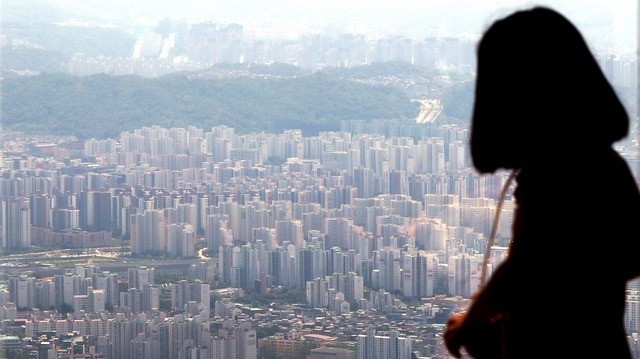 서울 송파구 롯데월드타워 서울스카이에서 바라본 도심에는 아파트를 비롯한 주택들이 보이고 있다.