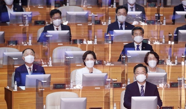 김부겸 국무총리를 비롯한 국무위원들이 24일 새벽 서울 여의도 국회에서 열린 제389회 국회(임시회) 제3차 본회의에서 2021년도 제2회 추가경정예산안 의결 상황을 지켜보고 있다. 