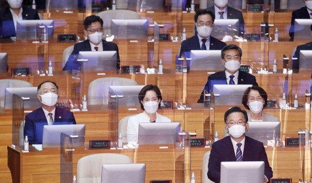 김부겸 국무총리를 비롯한 국무위원들이 24일 새벽 서울 여의도 국회에서 열린 제389회 국회(임시회) 제3차 본회의에서 2021년도 제2회 추가경정예산안 의결 상황을 지켜보고 있다.