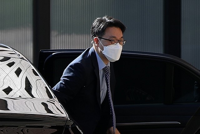  김진욱 고위공직자범죄수사처장이 15일 오전 경기 과천시 정부서울청사 공수처로 출근하고 있다.