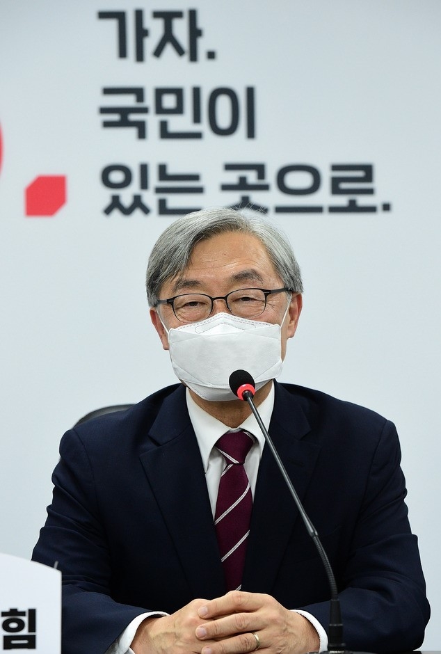 최재형 전 감사원장이 15일 서울 여의도 국민의힘 중앙당사에서 이준석 대표와 만나 인사말하고 있다.