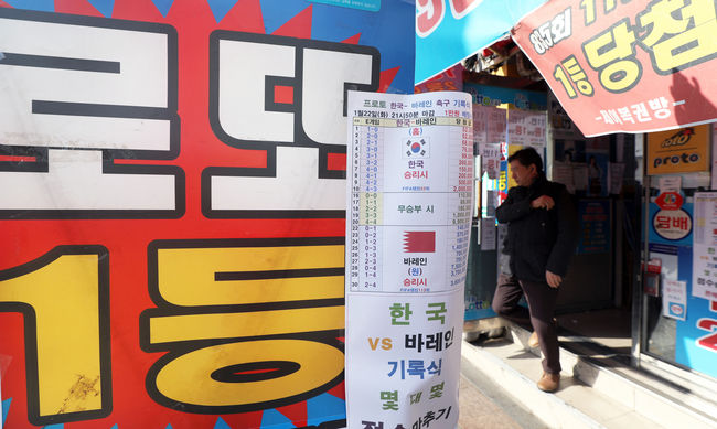 지난 24일 제973회 동행복권 로또 추첨 결과 '22, 26, 31, 37, 41, 42'가 1등 당첨번호로 결정됐다 (사진=뉴시스 제공)