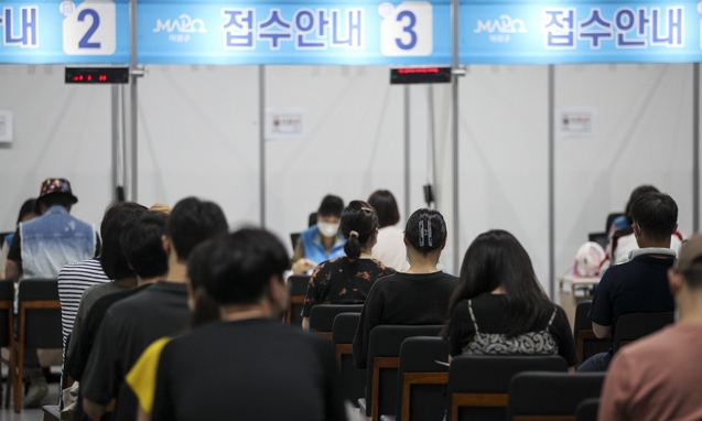 지난 20일 오후 서울 마포구 마포구체육센터에 설치된 예방접종센터를 찾은 시민들이 백신 접종을 받기 위해 대기하고 있다 (사진/뉴시스)