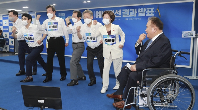 11일 서울 여의도 더불어민주당 중앙당사에서 열린 제20대 대통령선거 예비후보자 선출을 위한 예비경선 결과 발표에서 본경선에 진출한 김두관(왼쪽부터), 박용진, 이낙연, 정세균, 이재명, 추미애 후보가 기념촬영을 하고 있다. (사진/뉴시스)