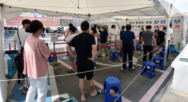 대구지역 코로나19 확진자가 69명으로 집계된 지난 25일 오전 대구 수성구 보건소 코로나19 선별진료소에서 시민들이 검사를 받기 위해 줄 서 기다리고 있다 (사진=뉴시스 제공)
