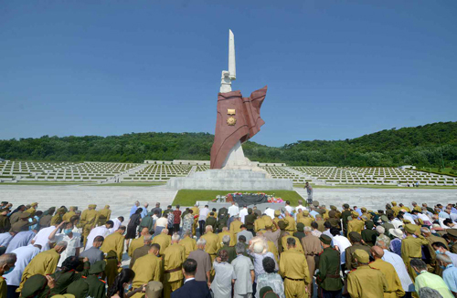 북한 제7차 전국노병대회 참가자들이 지난 26일 평양 조국해방전쟁참전열사묘를 찾았다 (사진=노동신문 캡처)<br>
