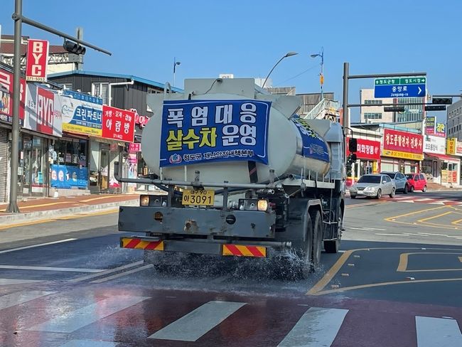 청도군이 폭염대응 살수차를 운영하고 있다.