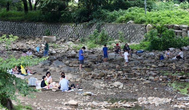 전국이 낮 최고기온이 35도 안팎의 폭염이 계속된 지난 27일 오후 경기 양주시 송추계곡을 찾은 피서객들이 더위를 식히고 있다 (사진/뉴시스)