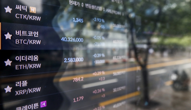 비트코인 채굴 난이도가 하락했다는 소식으로 비트코인이 4% 가까이 급등하는 등 암호화폐가 일제히 급등한 지난 4일 오전 서울 강남구 암호화폐 거래소 빗썸 강남 고객센터 전광판에 비트코인 등 암호화폐 시세가 표시되고 있다. (사진/뉴시스)