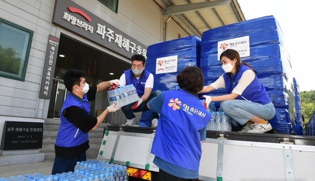 오비맥주가 대구·경북 폭염 취약계층의 안전한 여름 나기를 위해 사단법인 희망브리지 전국재해구호협회를 통해 생수 총 2만8440병(500㎖기준)을 긴급 지원한다고 28일 밝혔다.(사진=뉴시스 제공)