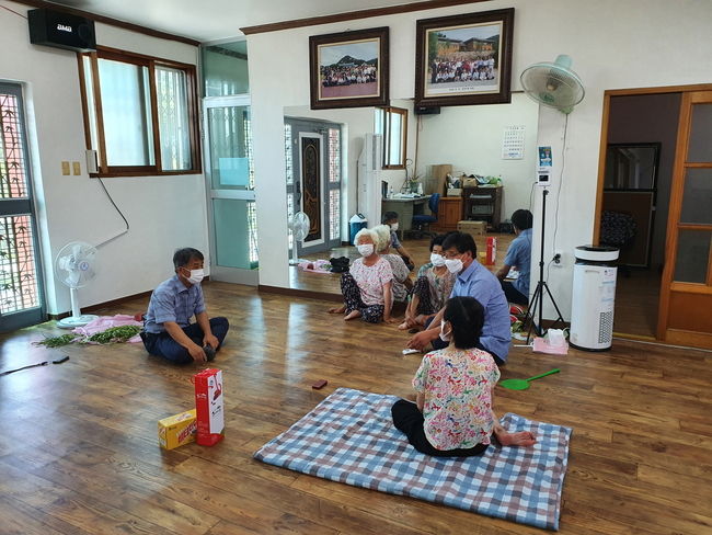 성주군 벽진면이 관내 무더위쉼터 점검을 실시하고 있다.