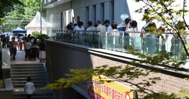 대구지역 코로나19 확진자가 55명으로 집계된 28일 오전 대구 달서구 보건소 선별진료소를 찾은 시민들이 검사를 받기 위해 줄 서 기다리고 있다 (사진=뉴시스 제공)