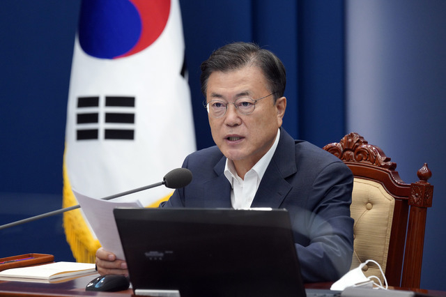 문재인 대통령이 12일 청와대 여민관에서 열린 코로나19대응 수도권 특별방역점검회의에서 발언을 하고 있다. (사진=청와대/뉴시스 제공)