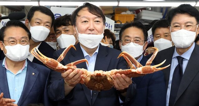 야권 대권주자인 윤석열 전 검찰총장이 지난 27일 부산 중구 자갈치시장을 방문, 킹크랩을 들어서 살펴보고 있다. (부산사진공동취재단)