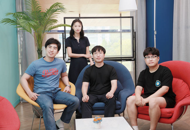  (좌측부터) 곽명준 연구원, 장지현 교수, 윤기용 연구원, 박주형 연구원