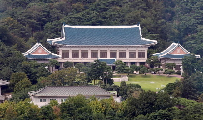 청와대는 29일 화상면담 형식으로 남북 이산가족 상봉 행사를 추진하는 것과 관련해 "특히 화상 상봉은 남북 정상 간 합의사항이자 당면한 코로나 상황에서 즉시 추진할 수 있는 가장 실효적인 방식"이라고 밝혔다.