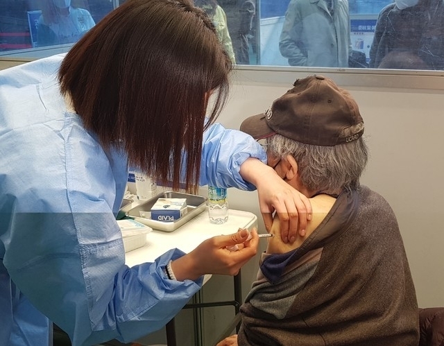 미국 존슨앤드존슨사의 얀센 코로나19 백신 약 10만회분이 29일 오후 인천공항에 도착했다. 얀센 백신이 국내에 들어온 것은 지난달 5일 한미정상회담을 통해 미국 측이 공여한 101만회분 도입 이후 두번째다.