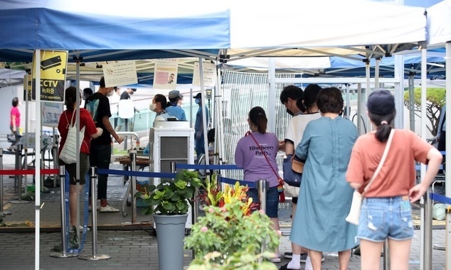 지난 29일 서울 은평구보건소에 설치된 선별진료소에서 시민들이 검사를 받기 위해 대기하고 있다 (사진/뉴시스)