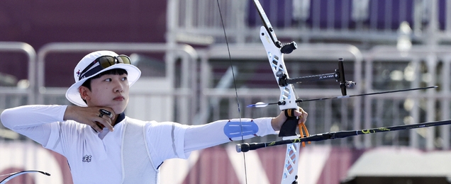 대한민국 양궁 대표팀 안산이 지난 25일 오후 일본 도쿄 유메노시마 양궁장에서 열린 2020 도쿄올림픽 양궁 여자단체전 준결승전에 출전해 활을 쏘고 있다 (사진/뉴시스)