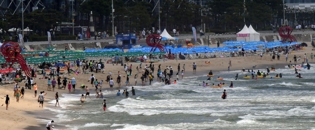 부산 해운대해수욕장을 찾은 시민과 관광객들이 물놀이를 즐기고 있다.(사진=뉴시스)
