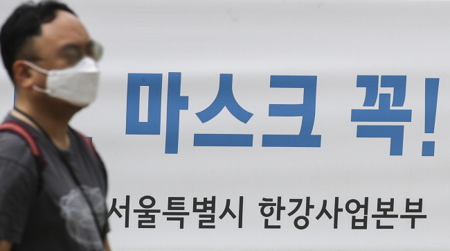 정부는 신종 코로나바이러스 감염증 4차 대유행이 계속 되면서 수도권 4단계, 비수도권 3단계라는 강력 조치를 통해 다음 주까지 유행 확산세를 줄인다는 계획이다. 이후 50대 예방접종에 더해 8월 말 전개되는 18~49세 일반 국민 대규모 접종을 통해 확산세를 잡는다는 복안이다.