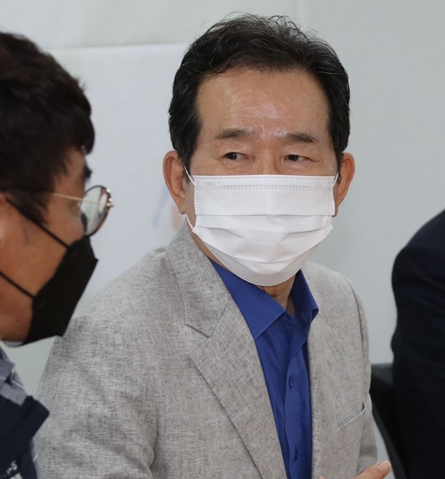 국회사진기자단 = 더불어민주당 대선후보인 정세균 전 총리가 30일 서울 여의도 한국노총빌딩에서 열린 공무원 교사 노조 간담회에 참석해 발언하고 있다.