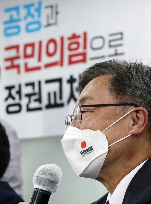 국회사진기자단 = 29일 오후 서울 여의도 중앙당사에서 열린 국민의힘 대선 경선후보 간담회에서 최재형 전 감사원장이 인사말을 하고 있다.