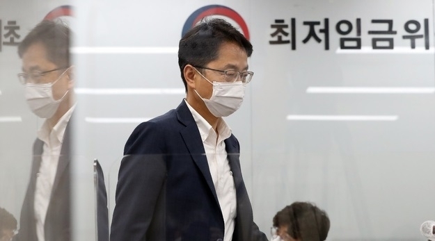  박준식 최저임금위원장이 12일 오후 정부세종청사에서 열린 9차 전원회의 참석, 자리에 앉고 있다. (사진=뉴시스 제공)