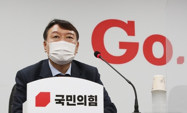 윤석열 대선 예비후보가 30일 오후 서울 여의도 국민의힘 중앙당사를 방문해 대외협력위원장인 권영세 의원에게 입당원서를 제출한 후 취재진의 질문에 답변하고 있다. (공동취재사진)