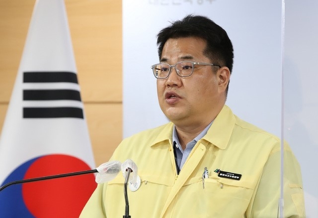 손영래 보건복지부 대변인(중앙사고수습본부 사회전략반장)이 18일 오후 서울 종로구 정부서울청사에서 코로나19 대응 비대면 정례브리핑을 하고 있다. 정부는 이날 중앙재난안전대책본부 회의를 통해 19일부터 비수도권에 대해서도 5인이상 사적모임 금지조치를 적용하기로 했다.