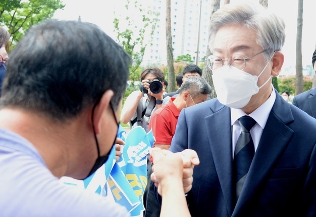 더불어민주당 제20대 대통령 후보 경선 주자로 나선 이재명 경기지사가 1일 전북 전주시 전북도의회 브리핑룸에서 열린 전북지역 기자간담회에 참석해 지지자들과 인사를 나누고 있다. (사진=뉴시스 제공)