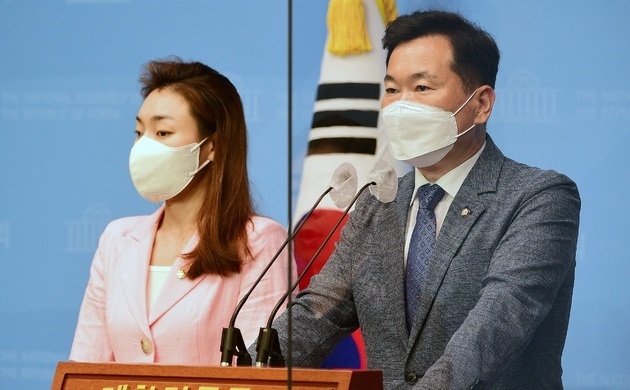 국회 문화체육관광위원회 소속 김승수, 김예지 국민의힘 의원이 지난 7월 21일 서울 여의도 국회 소통관에서 더불어민주당의 언론중재법 개정안 강행처리 시도 중단 촉구 기자회견을 하고 있다. (사진=뉴시스 제공)